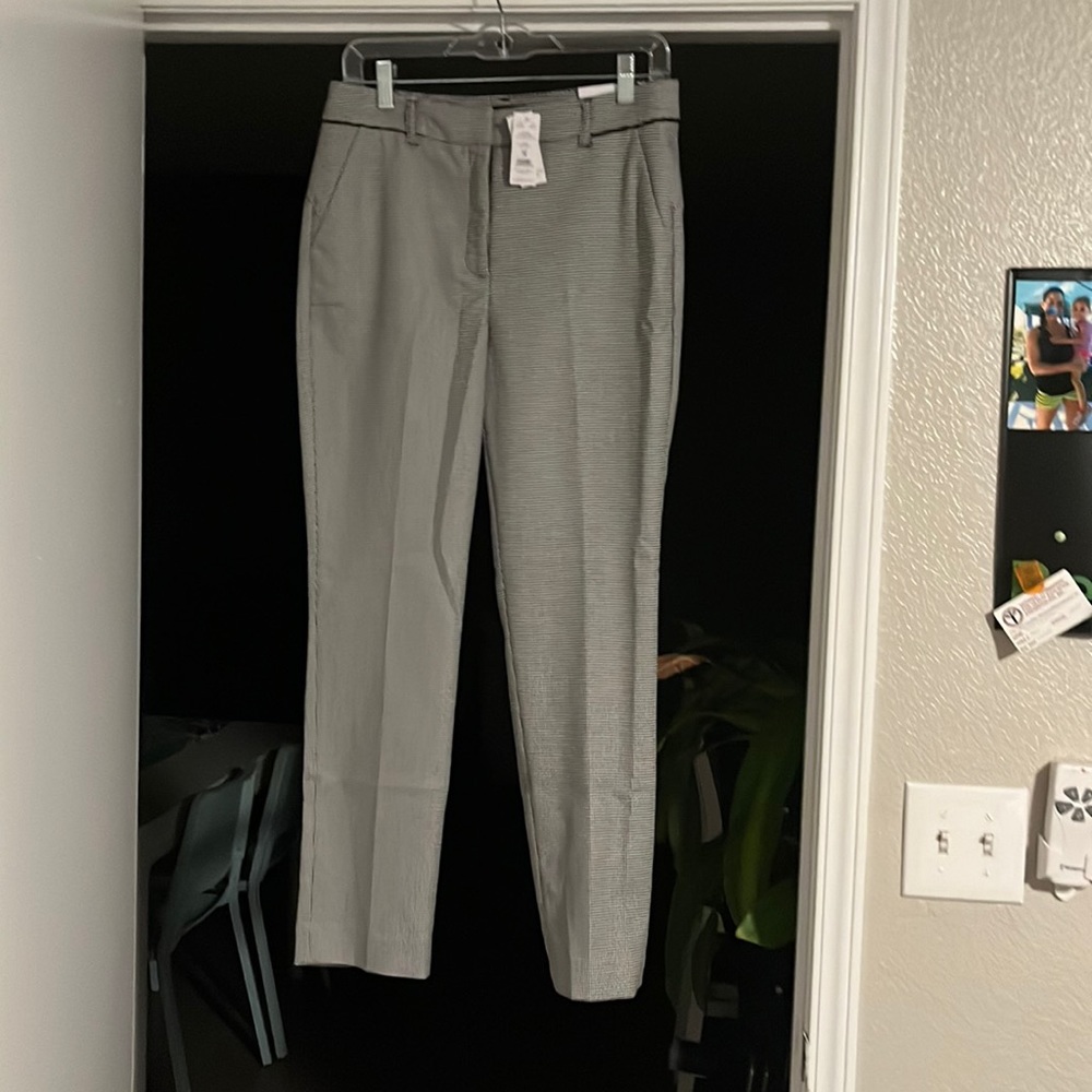 Never worn. Brand new houndstooth White House black market size 6 pants